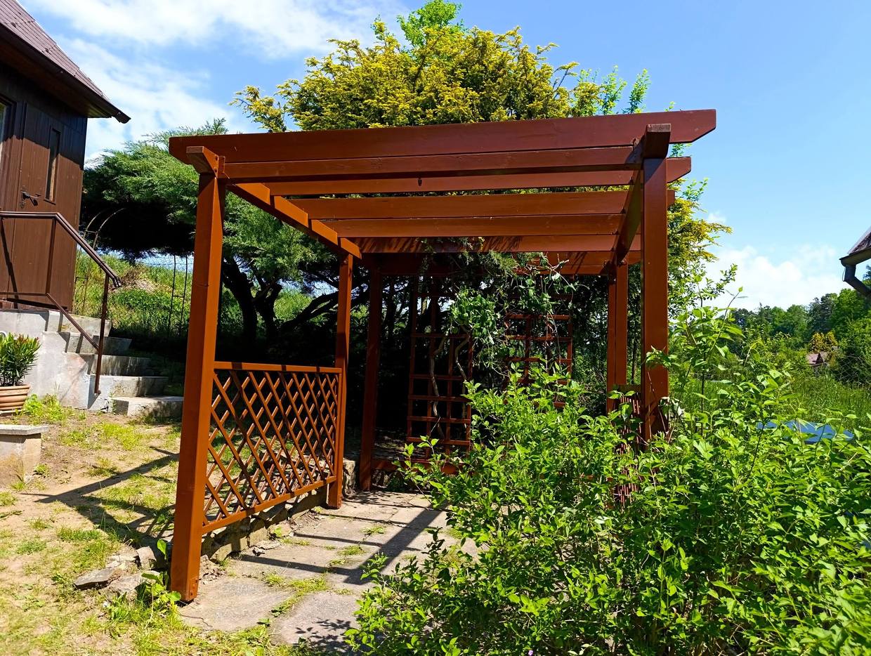 Dřevěná pergola s mřížemi po novém nátěru