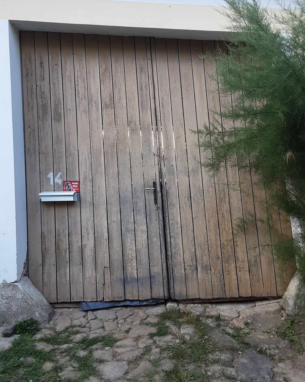 Před: zešedlá dřevěná vrata s oprýskanou barvou